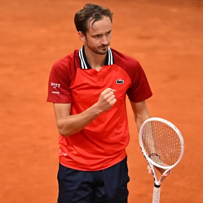 Daniil Medvedev mengembalikan bola dalam laga Roland Garros 2025