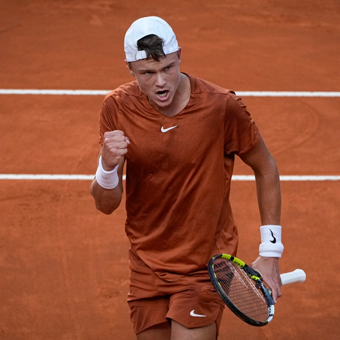 Holger Rune beraksi dalam turnamen tenis Roland Garros 2025