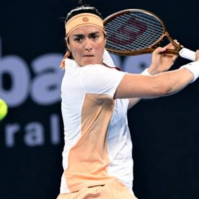 Ons Jabeur menampilkan teknik khas di Roland Garros 2025