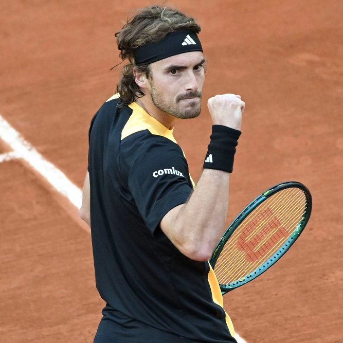 Stefanos Tsitsipas menunjukkan gaya bermainnya di Roland Garros 2025